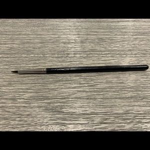 MAC Cosmetics 209 Eyeliner Brush